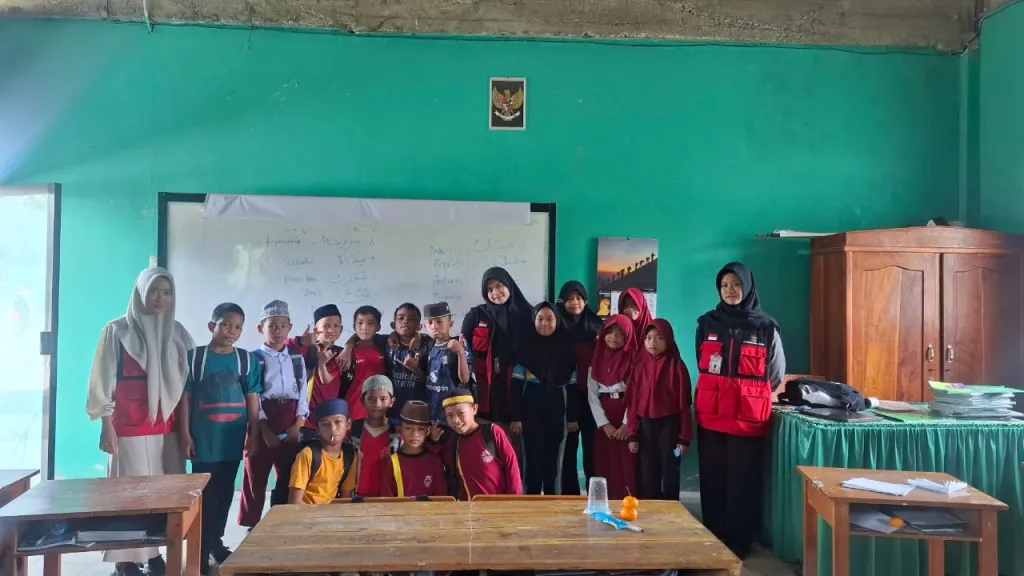 Dari ruang kelas sederhana di Kelurahan Lancirang, mahasiswa KKN Program Studi Sastra Arab Universitas Hasanuddin mengguncang cara pandang lama tentang bahasa Arab dengan menghadirkannya sebagai bahasa hidup yang ceria, inklusif, dan membangkitkan mimpi besar anak-anak menuju dunia global.